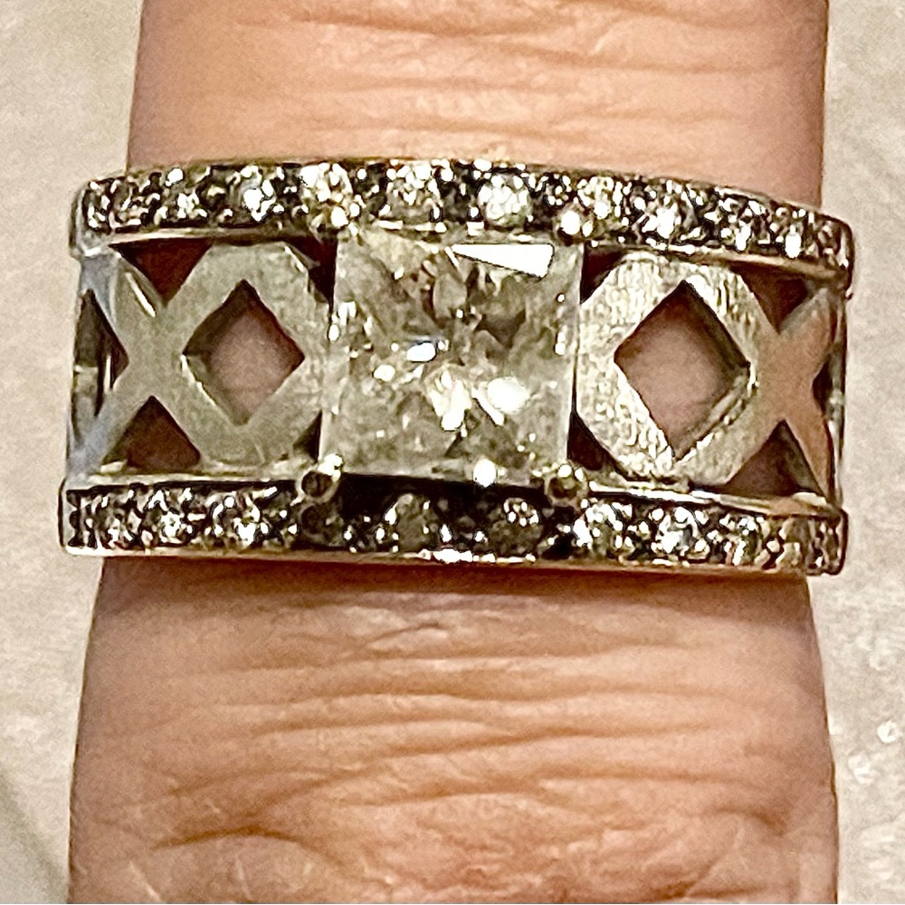 18 Kt White & Yellow Gold Diamond Ring with Lattice Design
